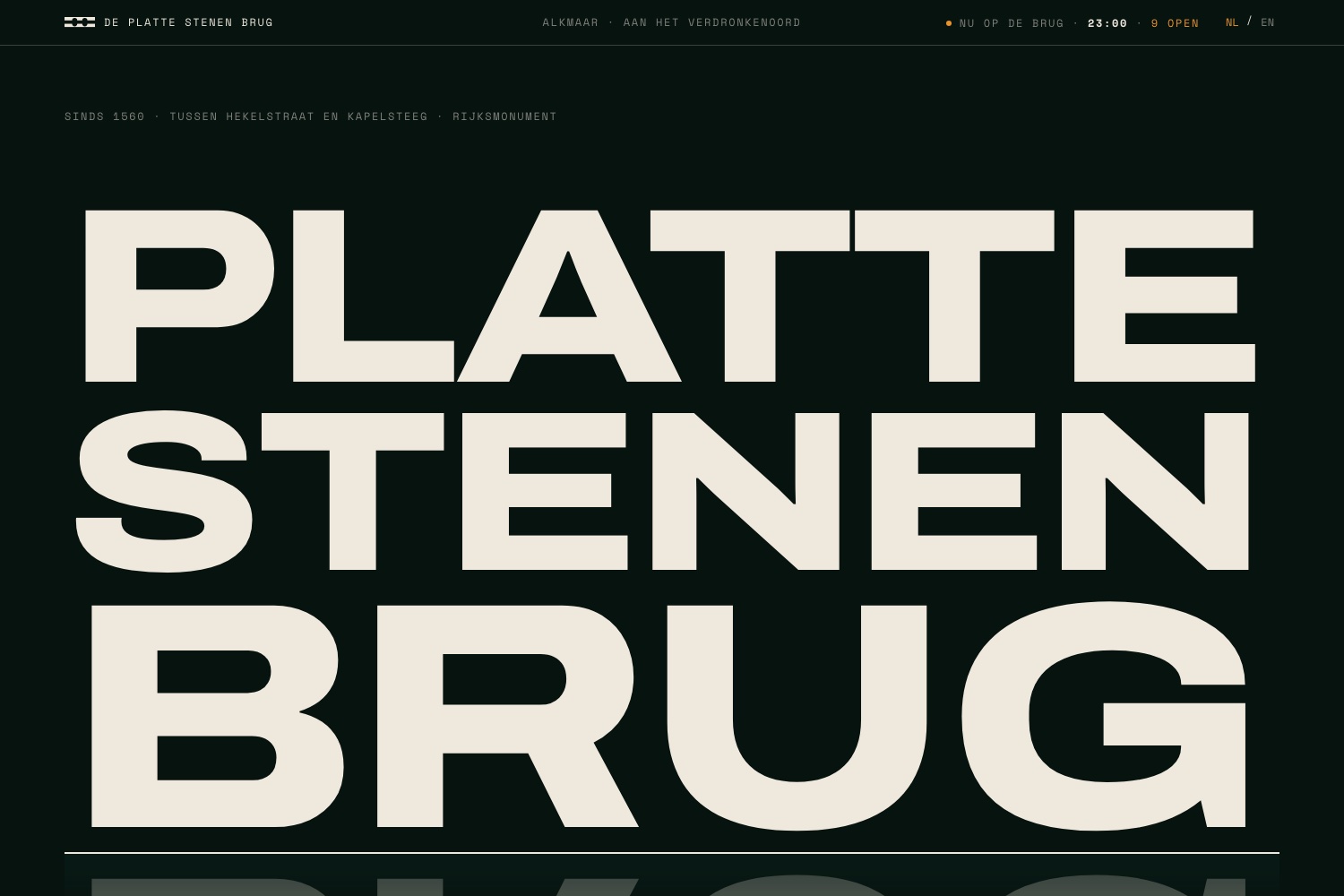 the entree by night: platte stenen brug in chalk capitals on water, the live clock at 23:00, nine open